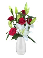 Букет из 5 красных роз и 2 белых лилий "Грация"